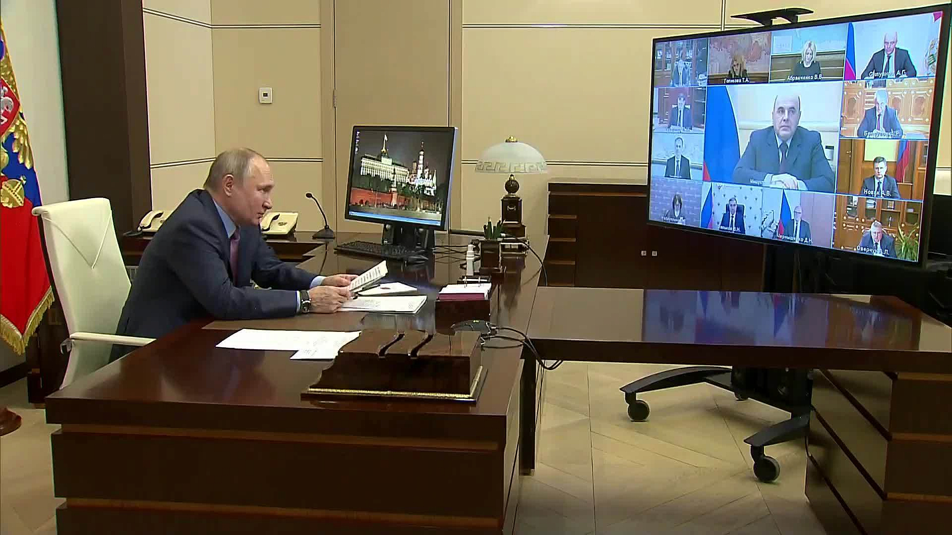Путин уличил чиновников в подгонке показателей зарплат