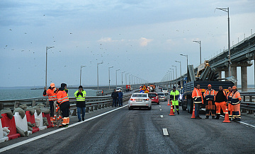В восстановительных работах на Крымском мосту принимает участие полторы сотни человек