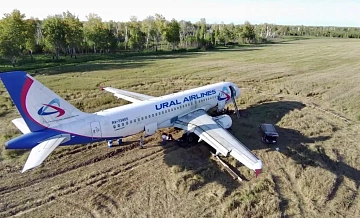 Самолёт "Уральских авиалиний" остаётся на поле после экстренной посадки