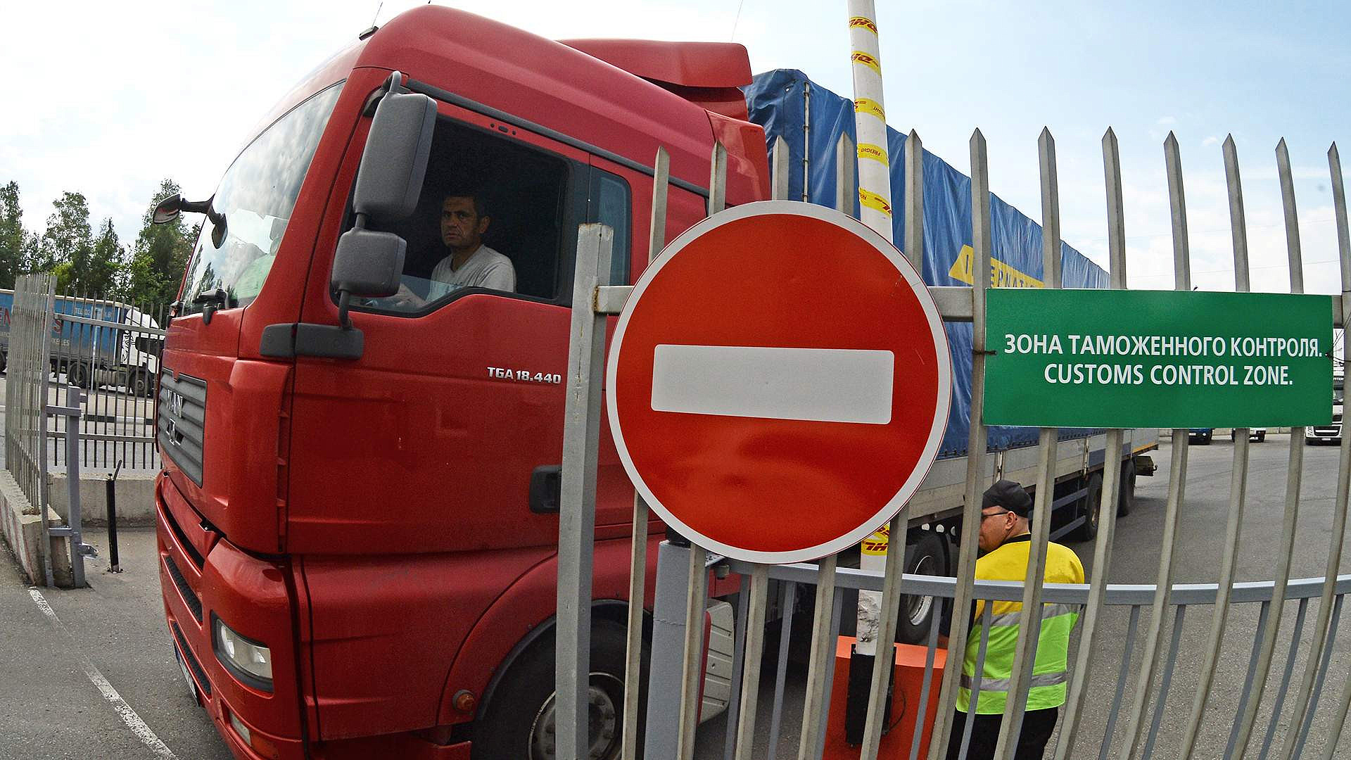 В Казахстане задерживают российские грузовики