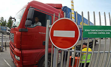 В Казахстане задерживают российские грузовики