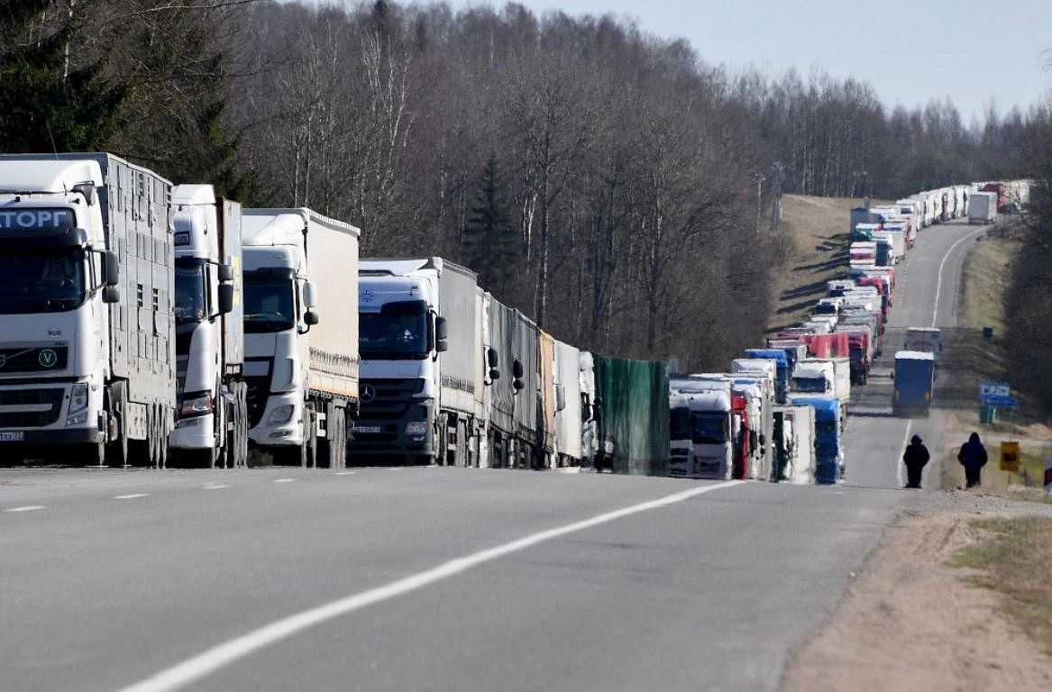 Эстонские таможенники препятствуют перемещениям на границе под Псковом