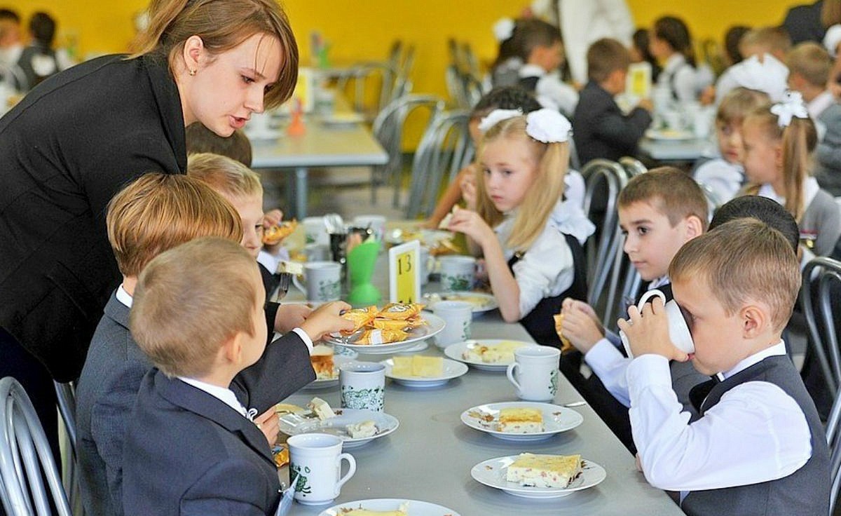 Путин напомнил о необходимости контроля питания в школах родителями