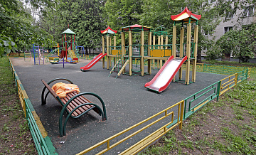 Вместо песка – кошачьи радости: петербуржцы пожаловались на состояние детских площадок