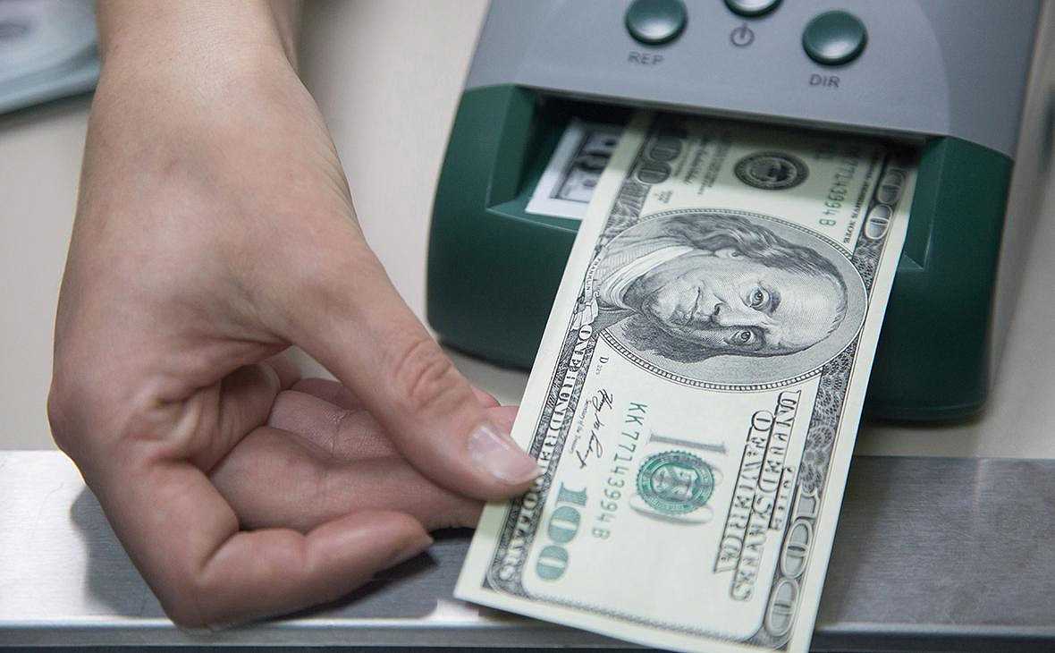 Граждане России жалуются на комиссии на хранение валюты