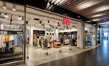Производитель одежды H&M приступил к поставкам новых коллекций в РФ