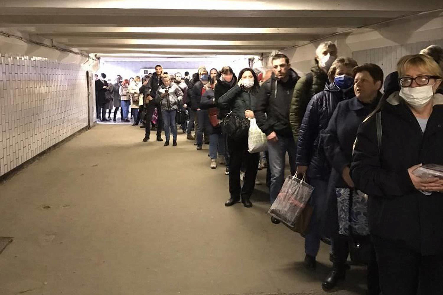 В Москве возле метро образовались очереди