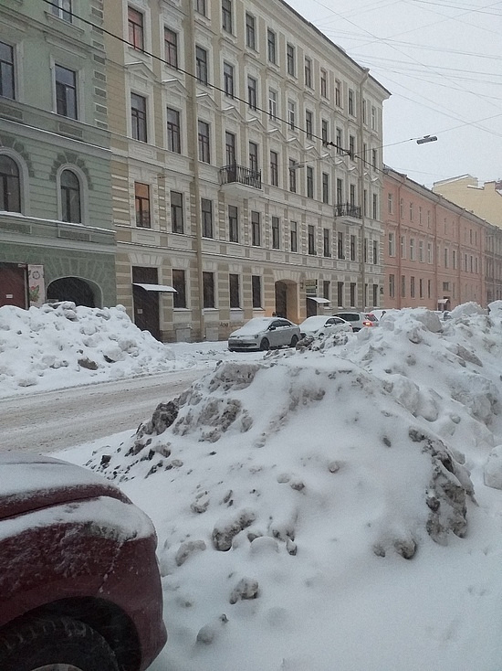 Улицы Петербурга превратились в полосу препятствий из-за снежного коллапса
